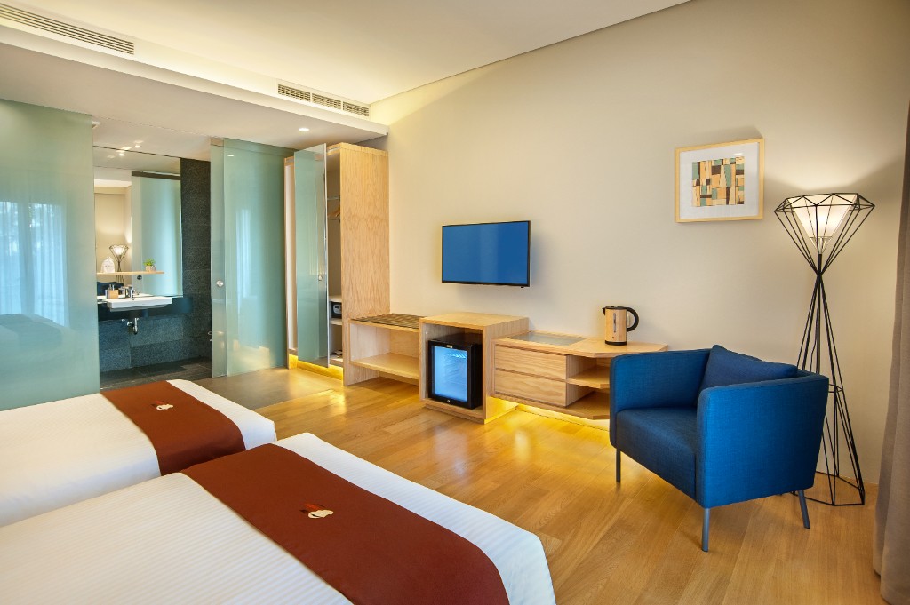 Executive room alternate twin bed perspective