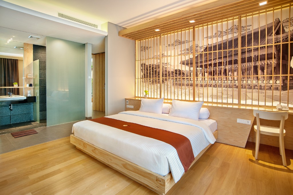 Family suite panoramic room angle